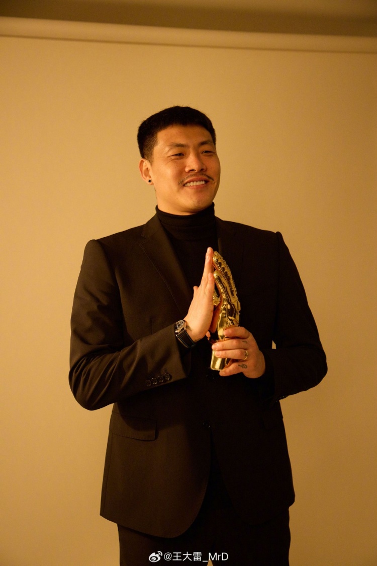  獲中國足球金手套獎，王大雷發(fā)文：既是榮譽也是鞭策自己的動力