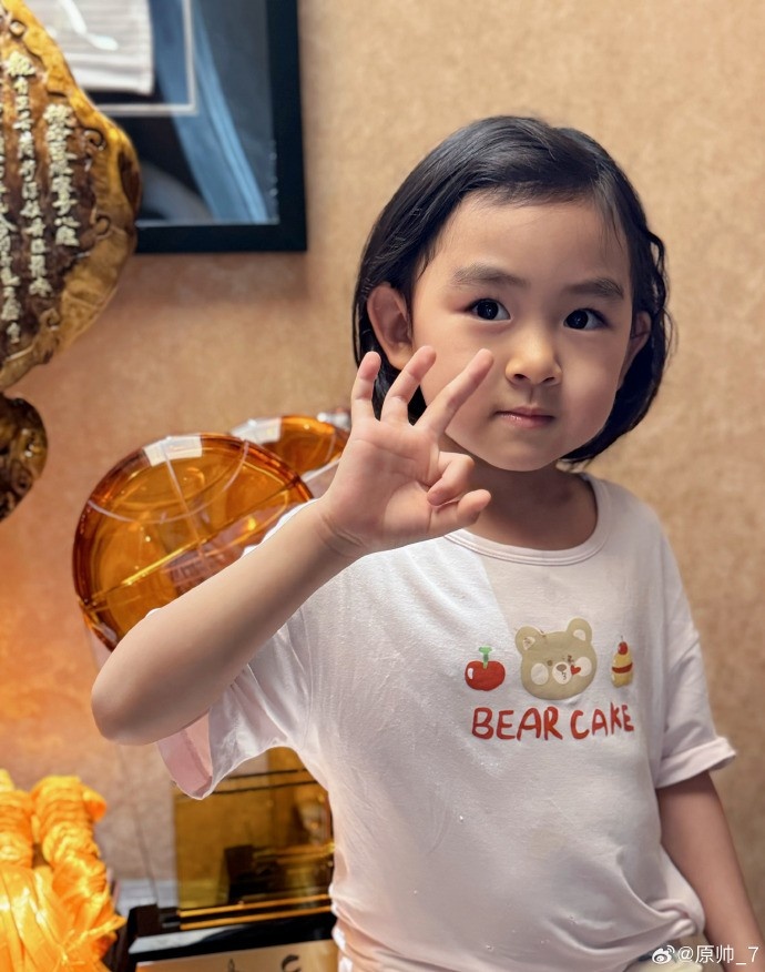  三分大賽三冠王！原帥曬三冠獎(jiǎng)杯：完成了女兒給安排的任務(wù)！