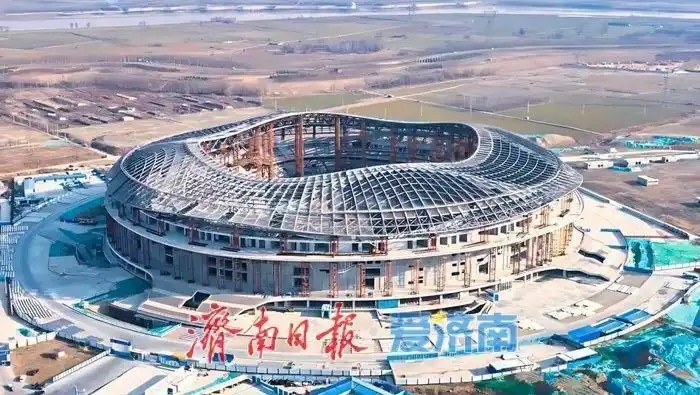  魯媒：戴上1.6萬(wàn)噸“鋼鐵巨冠”，黃河體育中心球場(chǎng)完成屋蓋施工