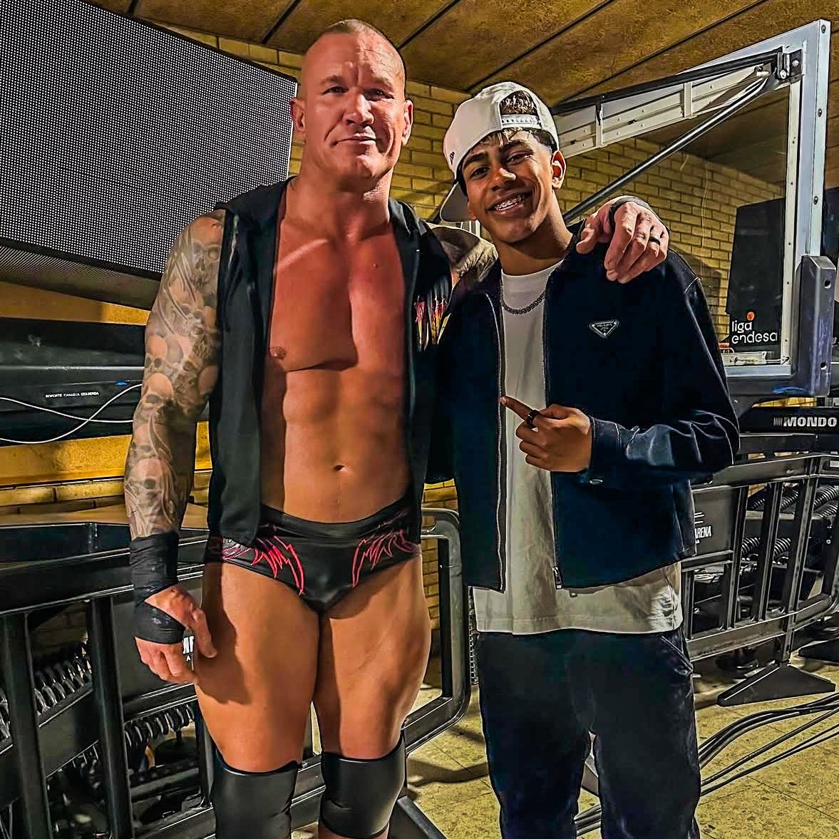  小心RKO！亞馬爾現場觀戰(zhàn)WWE，和奧爾頓、Triple H等合影
