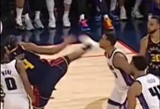  抬腳過(guò)高踢到了對(duì)手下巴！NBA官方：穆迪這一動(dòng)作被判1級(jí)惡犯
