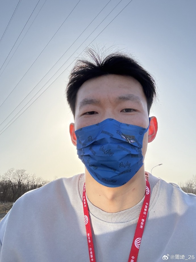  悠閑！周琦騎京牌電動車出行：太陽出來了 開京牌兜兜風(fēng)！