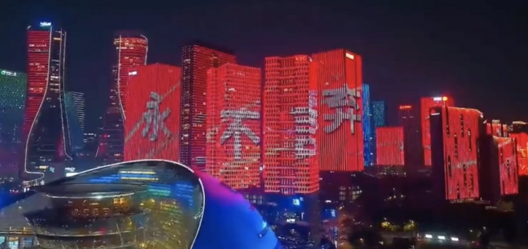  主場(chǎng)氛圍拉滿！杭州全城掀起“中國(guó)紅”燈光秀，為國(guó)足助威