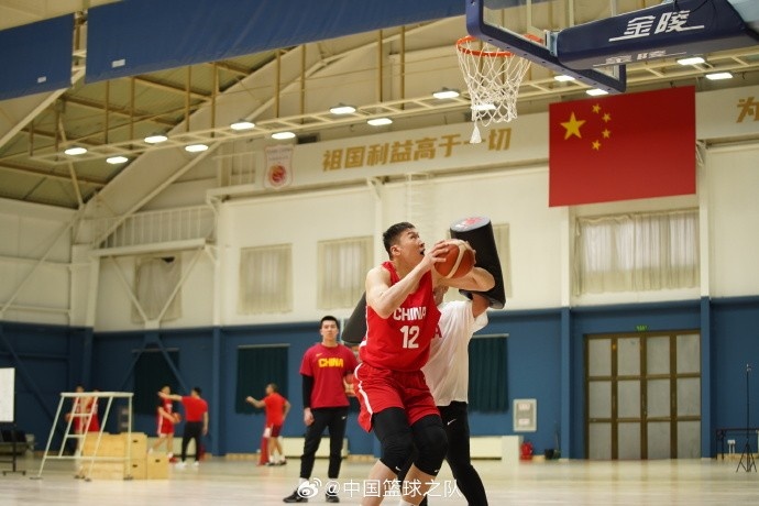  中國籃球之隊官博：大塊頭 大能量 祝李炎哲25歲生日快樂！