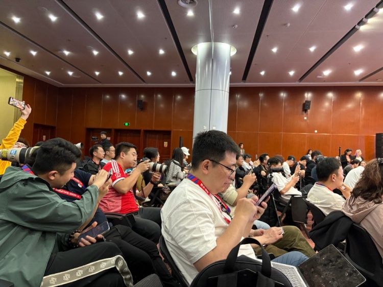  萬(wàn)眾矚目！記者擠滿(mǎn)國(guó)足賽前新聞發(fā)布廳，賽場(chǎng)記者預(yù)計(jì)超300人