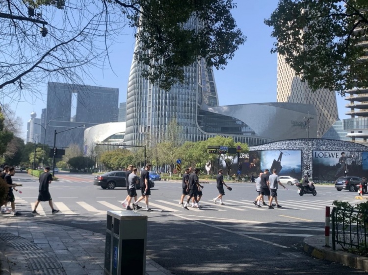  心態(tài)放松，有網(wǎng)友拍到澳大利亞隊(duì)早上在萬象城citywalk