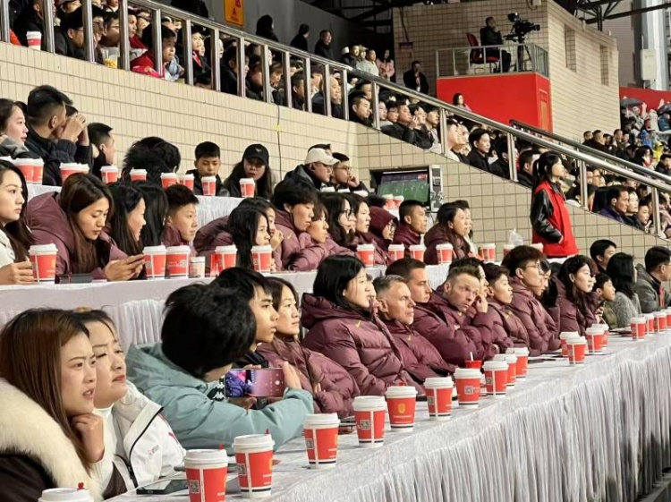  北青體育：中國女足現(xiàn)身中甲賽場，觀看重慶銅梁龍vs遼寧鐵人