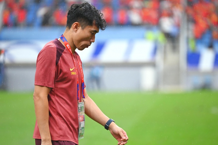  滬媒：單后腰讓國足防守承受更大壓力，若鄭智沒退役或能勝任