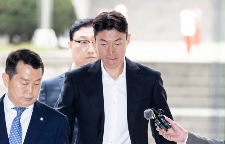  韓媒：庭審現(xiàn)場黃義助始終低頭雙手合十，判決后不停致歉